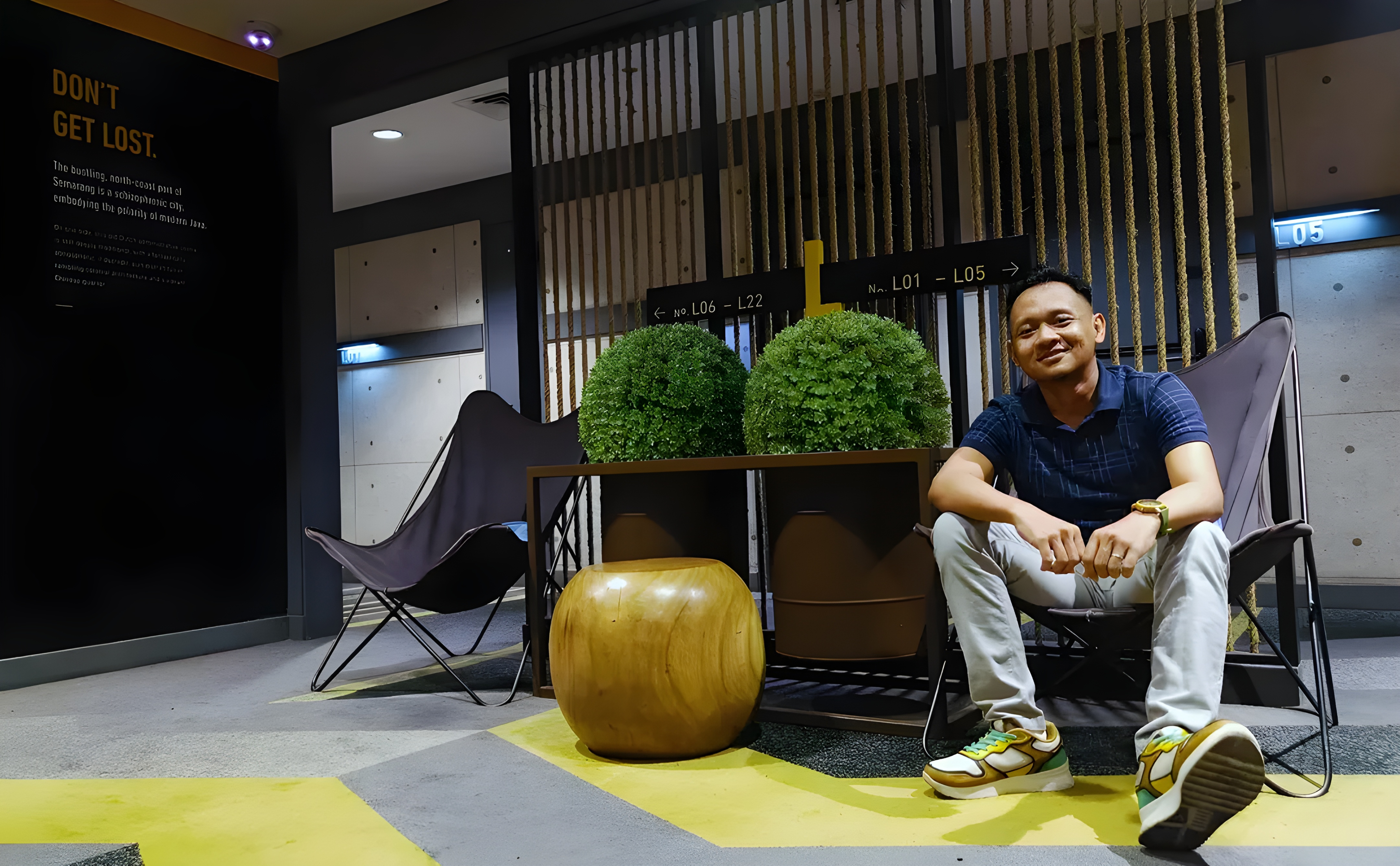 Model mengenakan batik Santoso